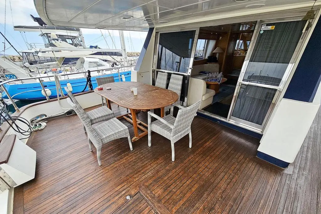 San Lorenzo 70 — Vue du cockpit arrière avec table et fauteuils, donnant sur le salon intérieur.