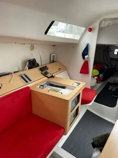 Pogo Structures Pogo 30 — Vue intérieure montrant la table à cartes, les équipements de navigation et une banquette rouge.