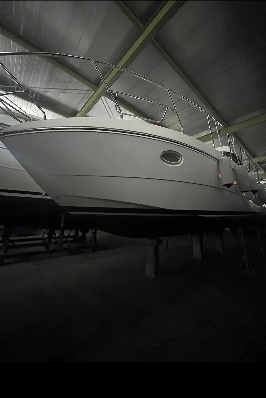 Raffaelli Shamal 40 — Vue partielle de la coque et du pont avant d’un bateau dans un hangar.