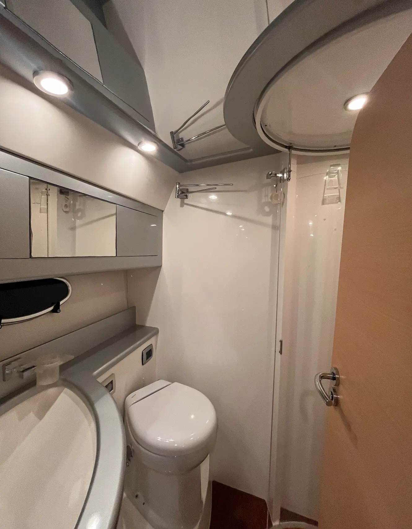 Raffaelli Shamal 40 — Salle d’eau avec lavabo, miroir, toilettes et douche à bord.