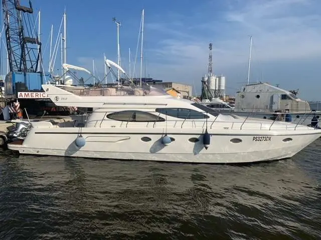 Carnevali 160 — Bateau à moteur blanc photographié de profil dans un port.
