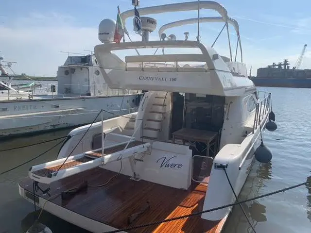 Carnevali 160 — Vue arrière trois-quarts d’un bateau à moteur amarré dans un port.