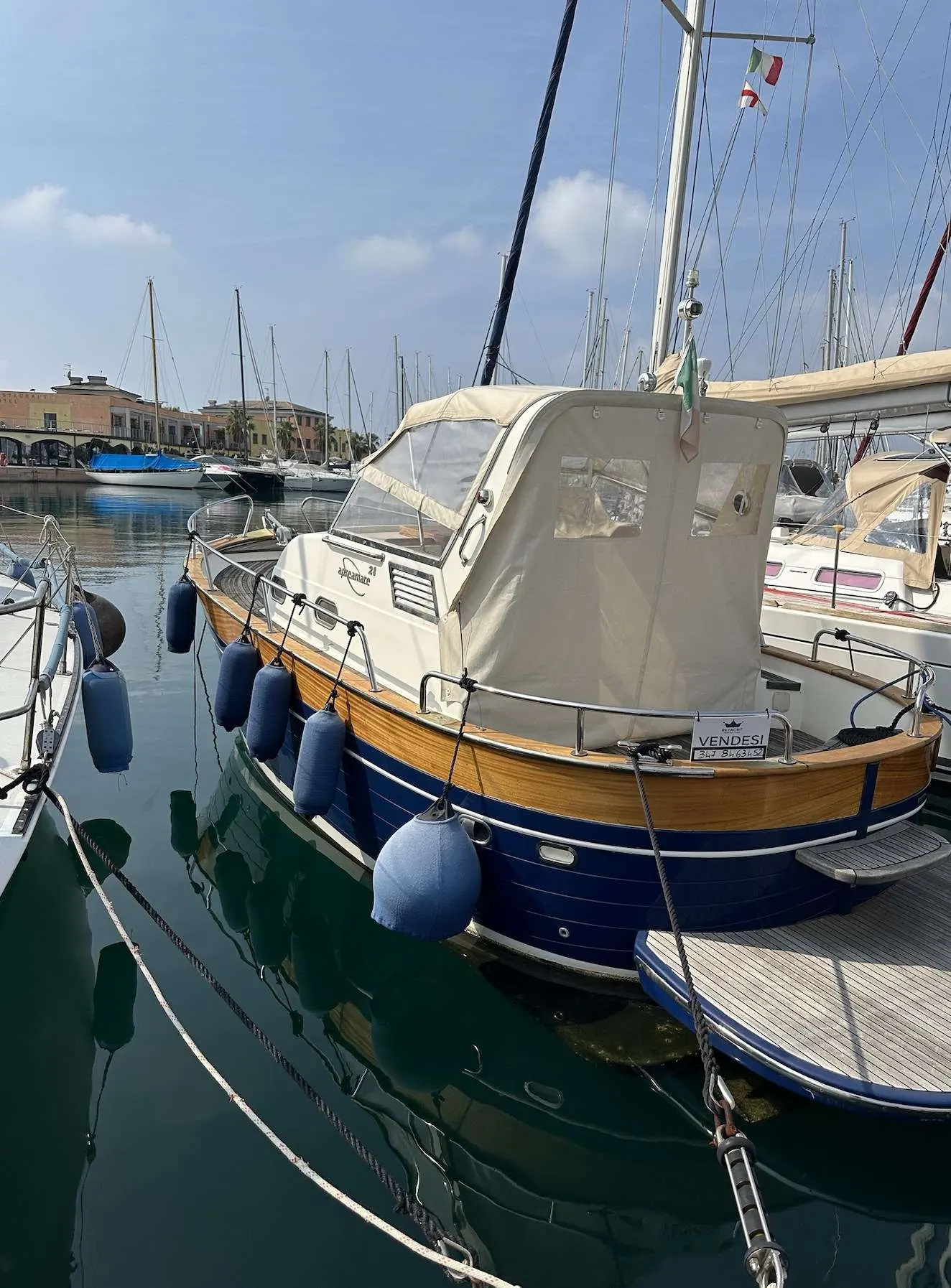 Apreamare 28 Semi Cabinato — Bateau amarré dans un port, vu de trois quarts arrière.