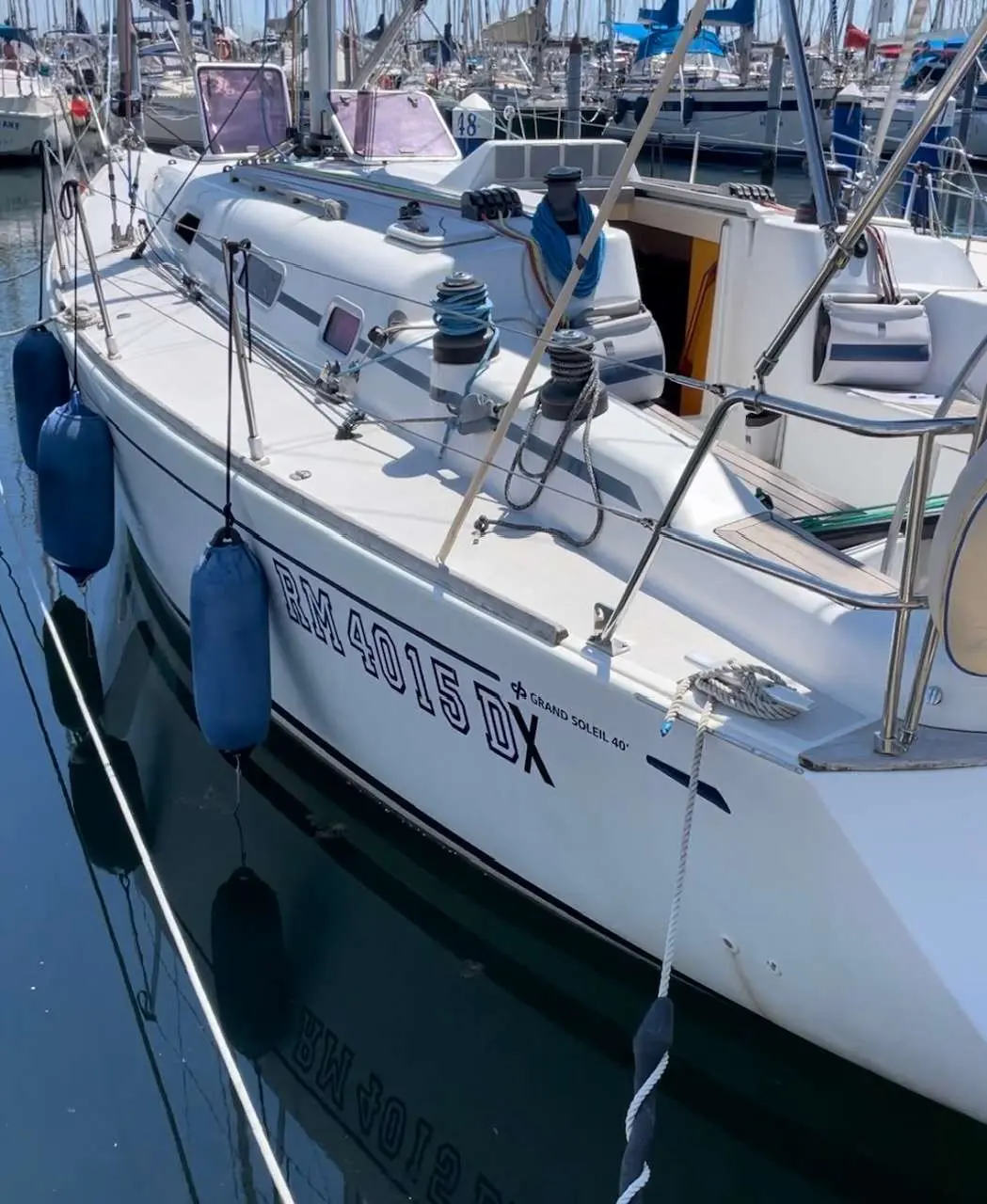 Grand Soleil 40 — Voilier blanc amarré, vu de trois quarts, avec cockpit et gréement visibles.