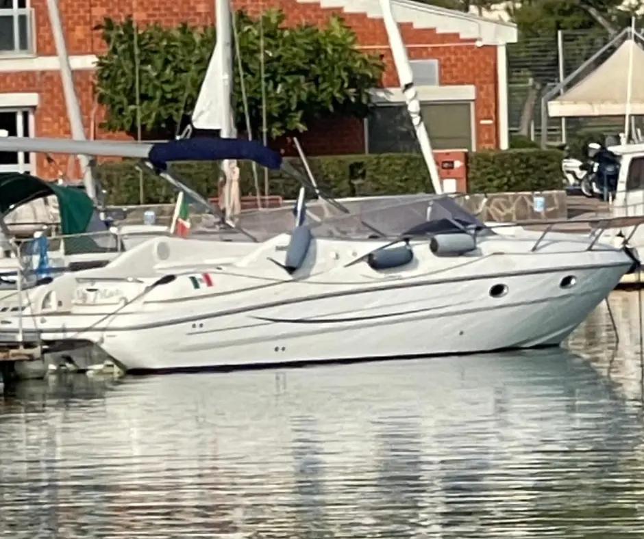 Sessa Marine Islamorada 32 — Bateau à moteur blanc amarré, photographié de profil dans un port.