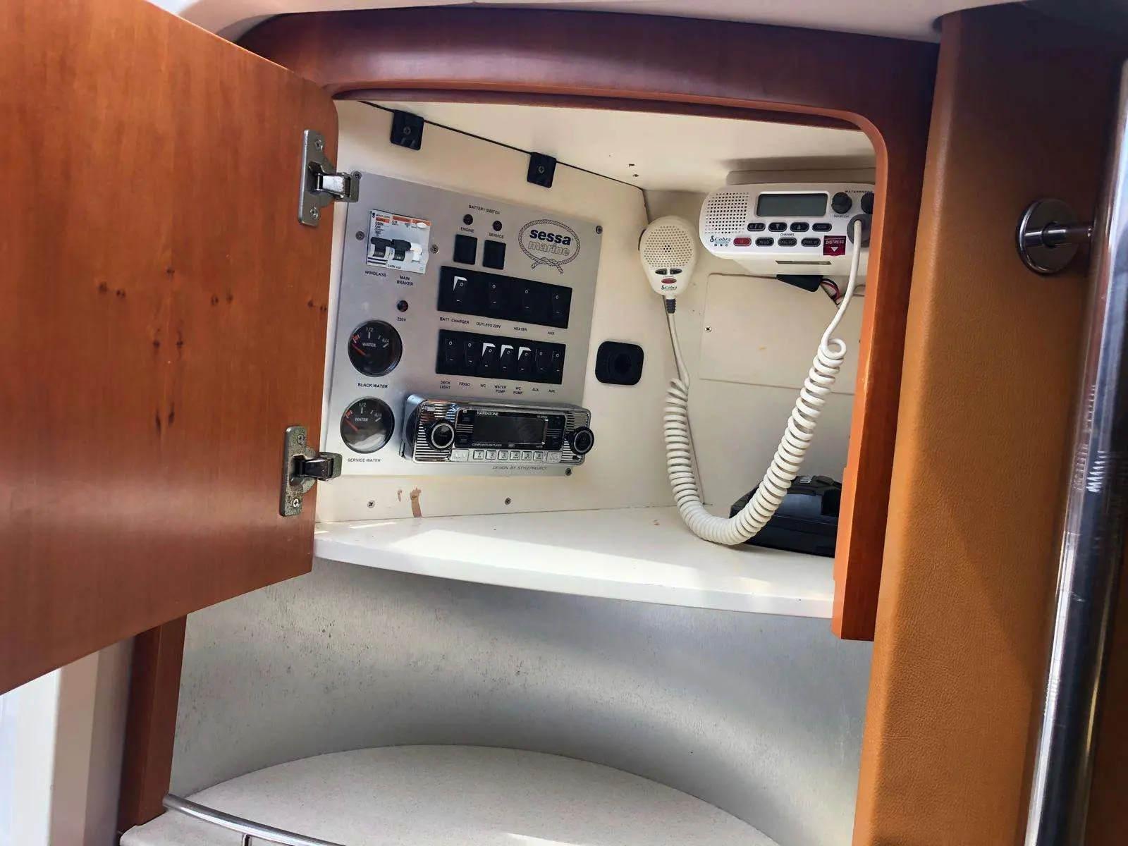 Sessa Marine Islamorada 32 — Panneau électrique et équipements radio visibles dans un compartiment intérieur.