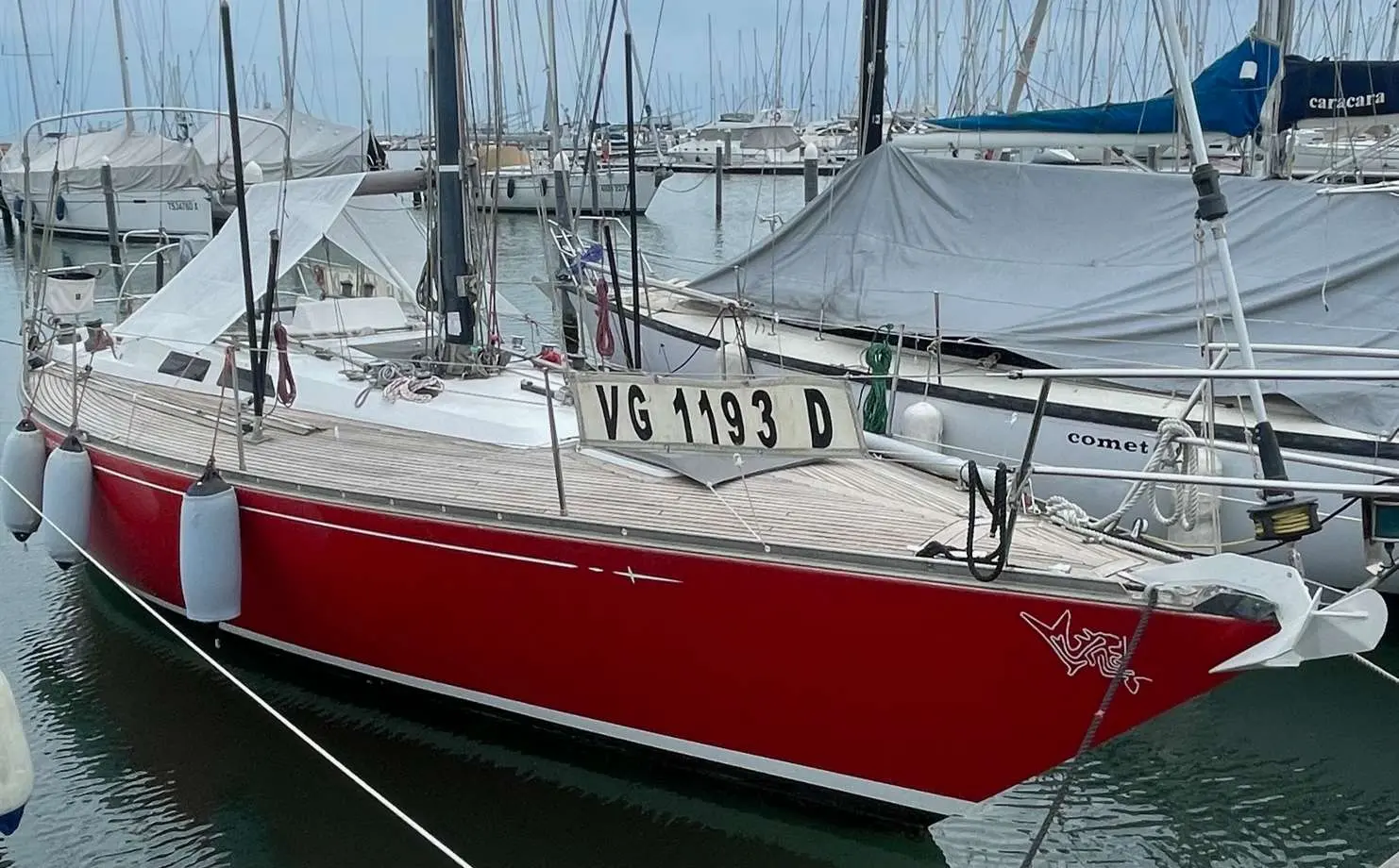 Baltic Yachts Baltic 37 — Voilier rouge amarré dans un port, vu de trois quarts côté tribord.