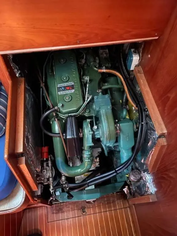 Baltic Yachts Baltic 37 — Moteur marin visible dans son compartiment technique en bois.