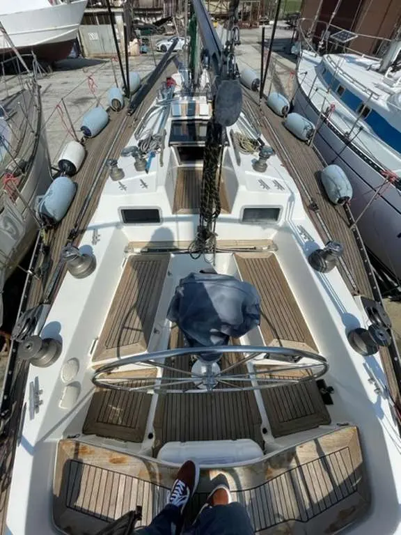 Baltic Yachts Baltic 37 — Vue plongeante du cockpit et du pont arrière d’un voilier amarré au port.