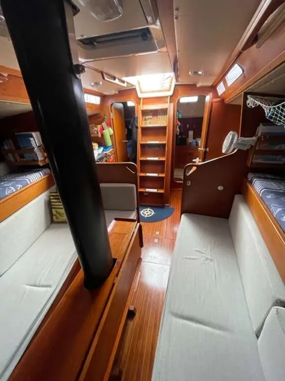 Baltic Yachts Baltic 37 — Vue intérieure d’un voilier avec couchettes, banquettes et boiseries.