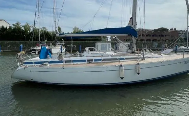 Grand Soleil 45 — Voilier blanc vu de profil dans un port, amarré près d'autres bateaux.
