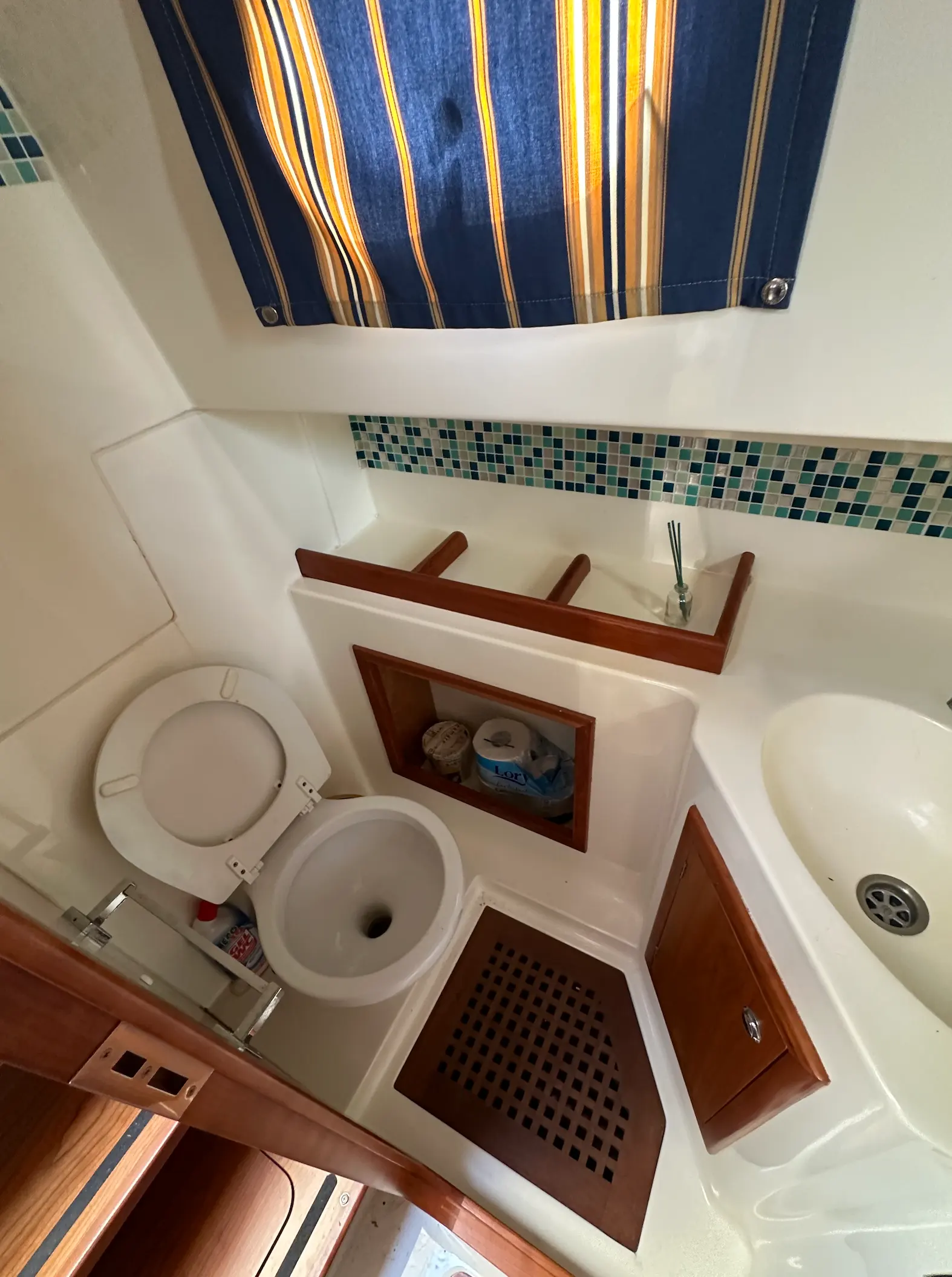 Apreamare 28 Semi Cabinato — Salle d’eau avec toilettes, lavabo, douche et rangements en bois.