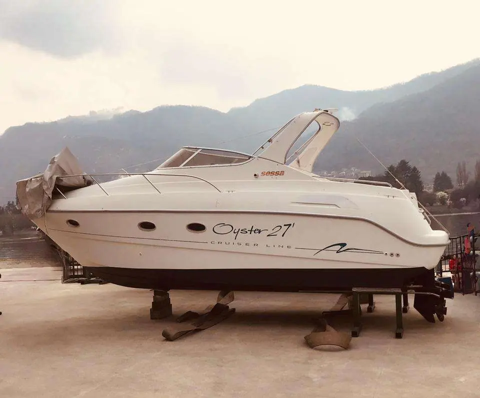 Sessa Marine Oyster 27 — Bateau à moteur blanc présenté de profil sur sa remorque, à terre.