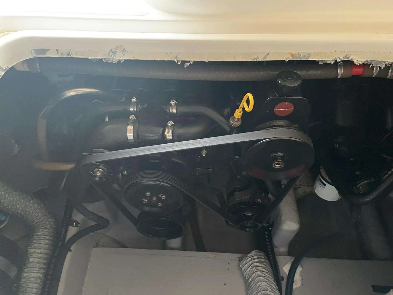 Sessa Marine Oyster 27 — Vue rapprochée de la courroie et des composants d’un moteur marin.