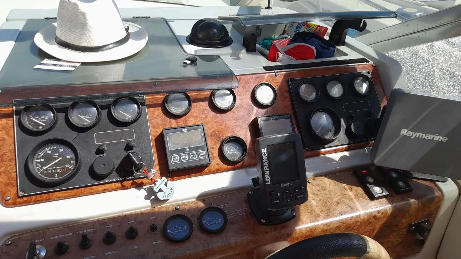 Cranchi 32 Cruiser — Vue rapprochée du tableau de bord avec instruments et équipements électroniques.