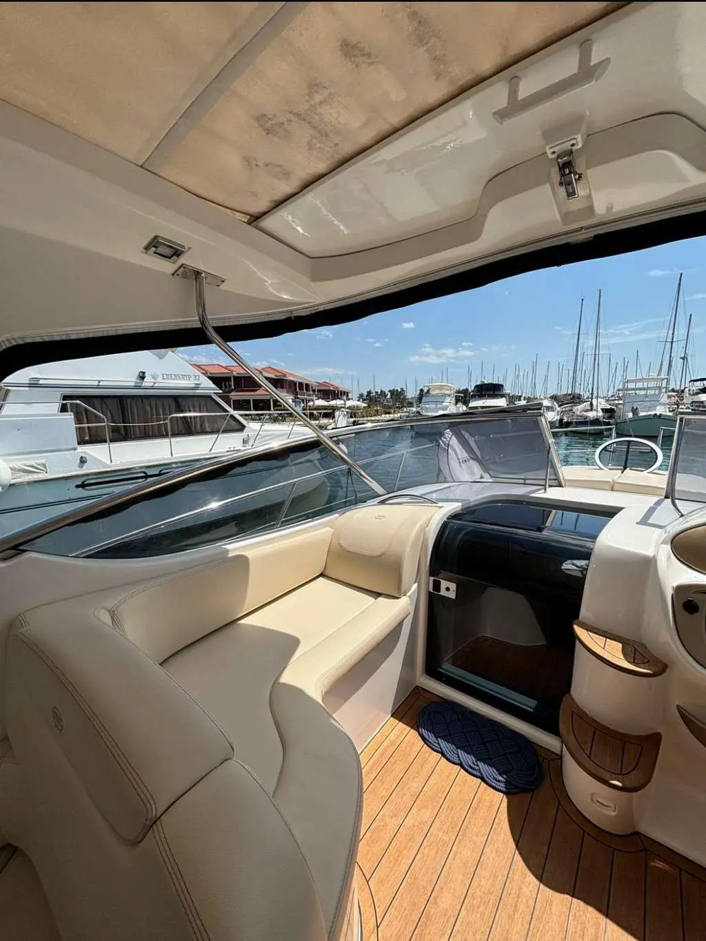 Sessa Marine C30 Hard-Top — Vue du cockpit avec banquette, pare-brise et poste de pilotage.