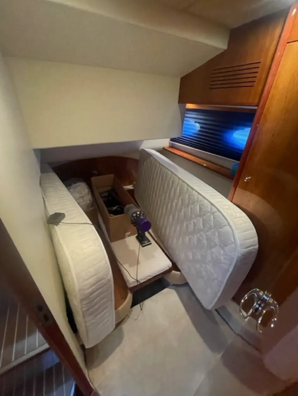 Carnevali 155 — Vue intérieure d'une cabine avec couchettes, mobilier en bois et hublot.