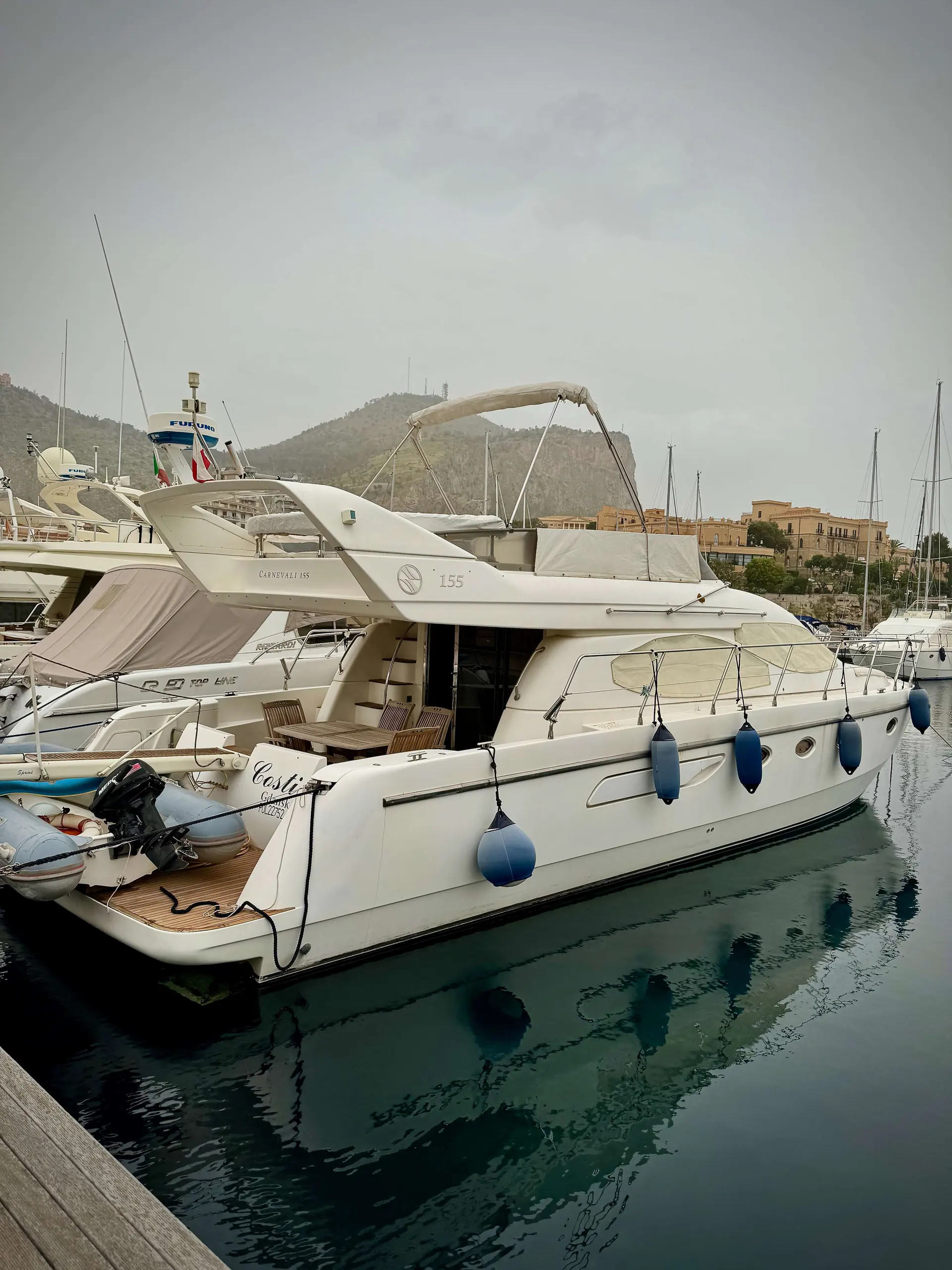 Carnevali 155 — Bateau à moteur blanc amarré dans un port, photographié de trois quarts bâbord.