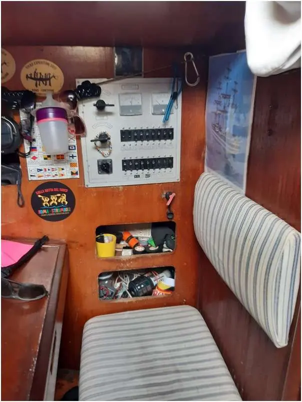 RPD Cidivino Nelson 46 — Vue d’un poste de commande intérieur avec tableau électrique et banquettes.