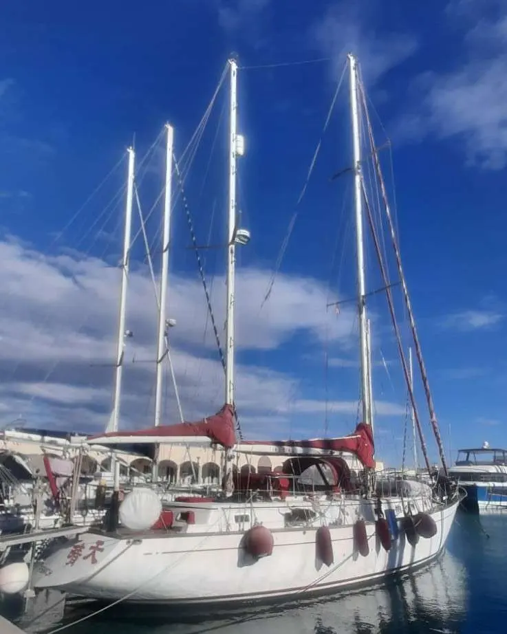 Celestial 48 — Voilier amarré dans un port, vu de trois quarts bâbord.