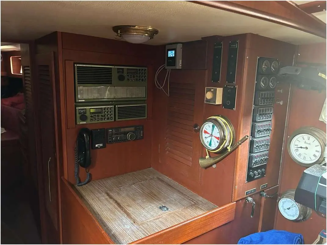 Hallberg Rassy 49 — Vue intérieure d'un poste de navigation avec instruments, radios et commandes.