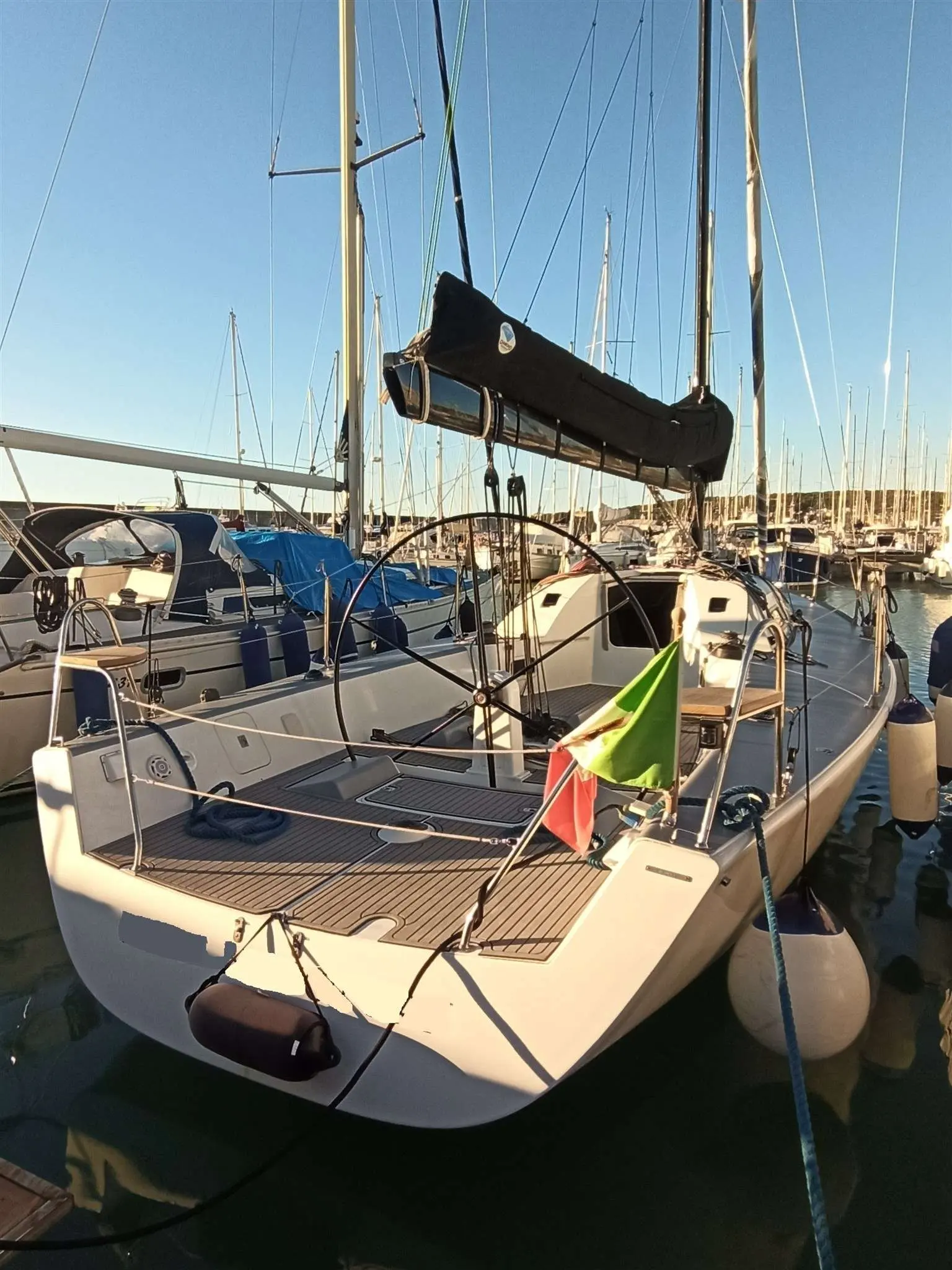 Solaris 36 — Voilier amarré dans un port, vu de trois quarts depuis l’arrière.