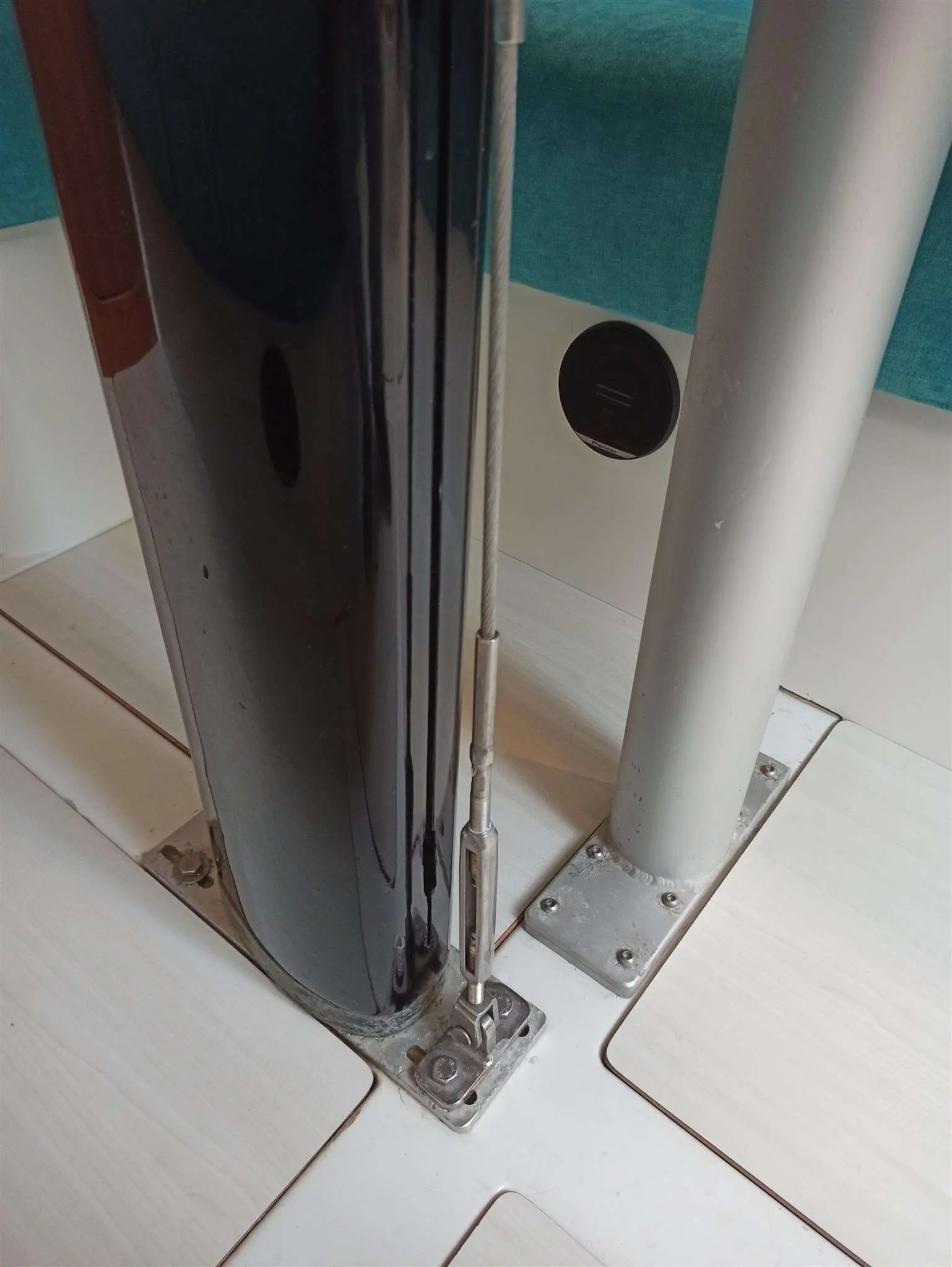 Solaris 36 — Vue rapprochée du pied de mât et de ses fixations sur le pont.