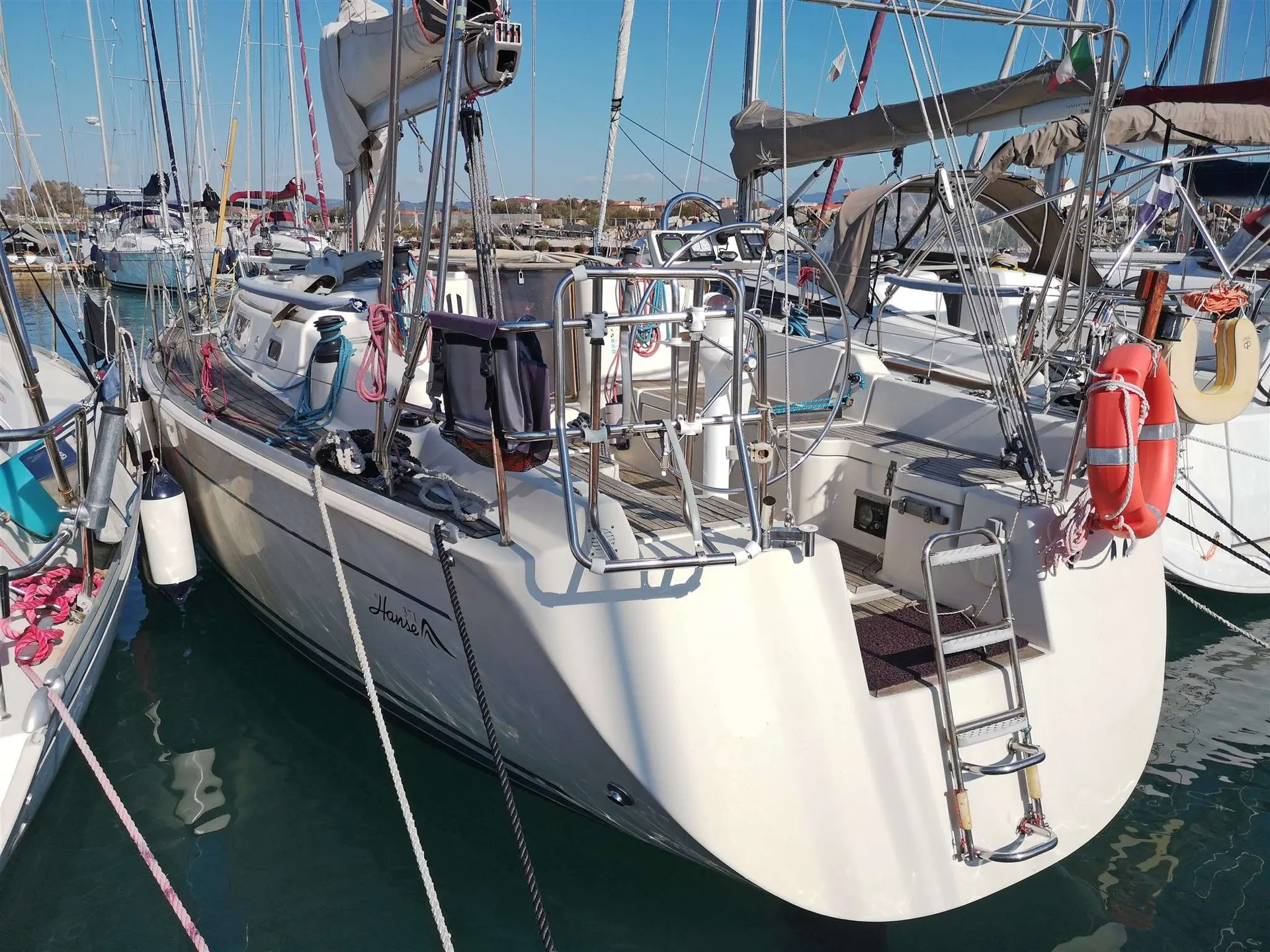 Hanse 371 — Vue arrière d’un voilier amarré, avec cockpit, gréement et équipements visibles.