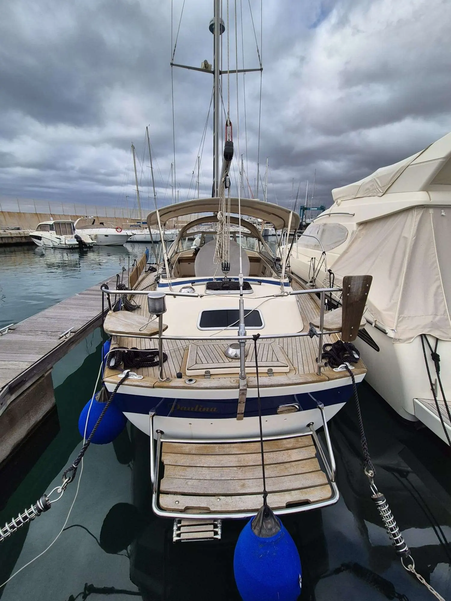 Hallberg Rassy 36 — Voilier amarré vu depuis l’arrière, avec cockpit, gréement et passerelle visibles.