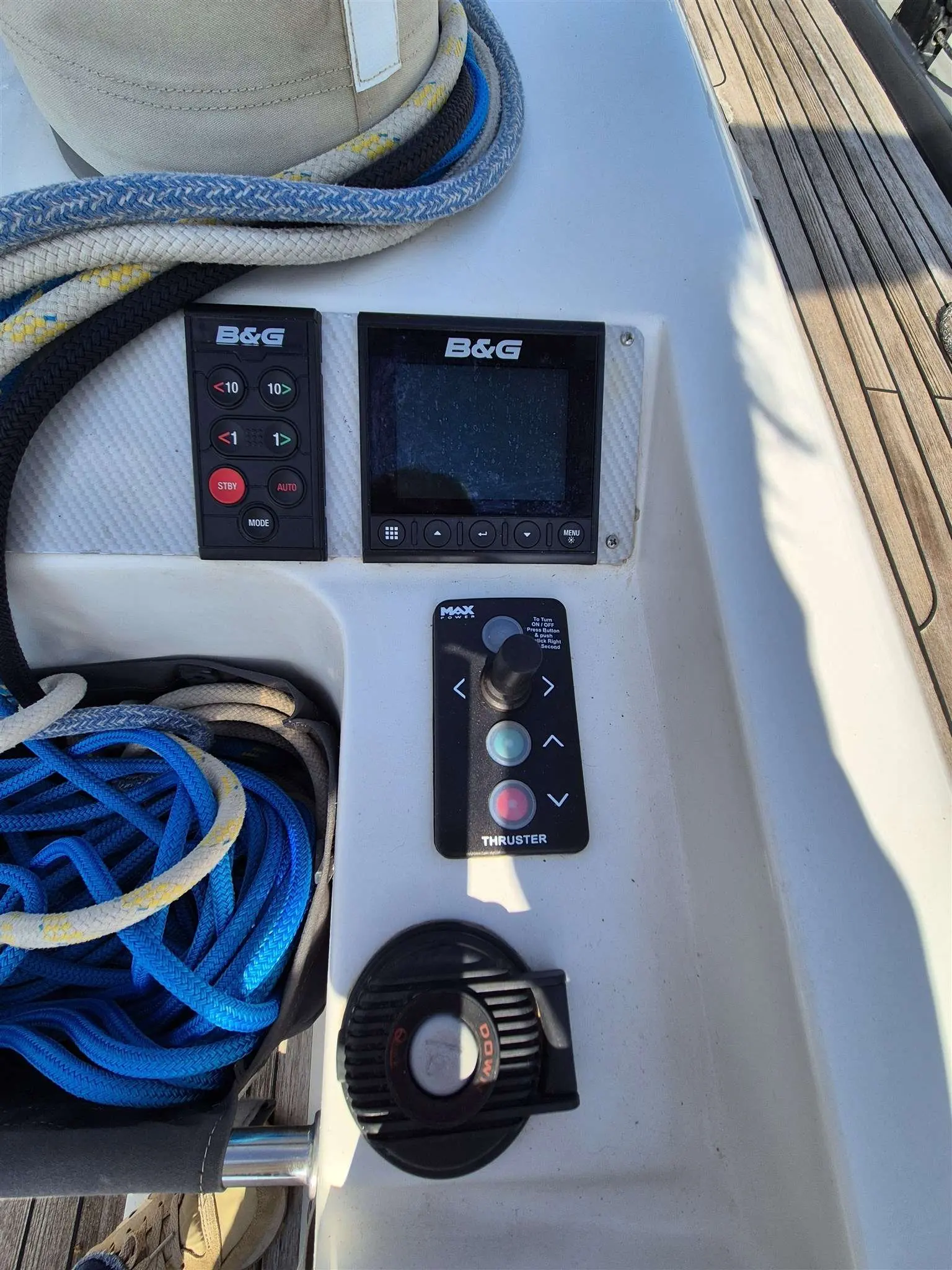 Hanse 540 — Commandes B&G et propulseur d’étrave visibles dans le cockpit du voilier.