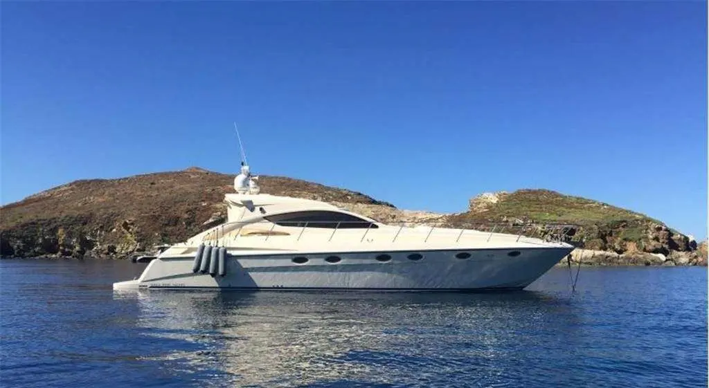 Dalla Pieta 48 — Bateau à moteur vu de profil devant une côte rocheuse.