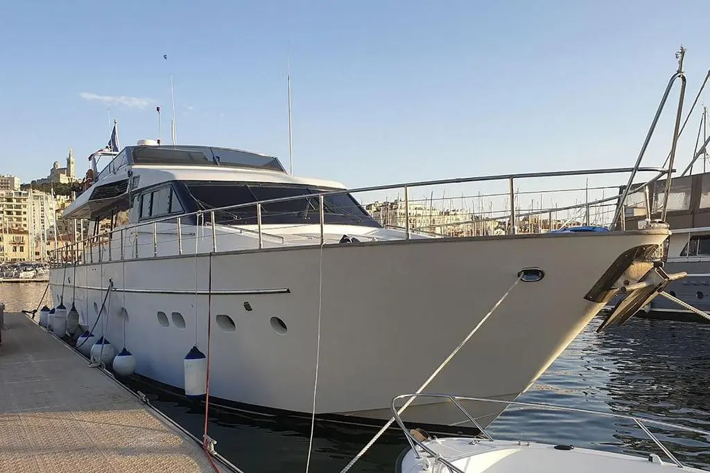 San Lorenzo 70 — Bateau à moteur blanc amarré dans un port, vu de trois quarts avant.