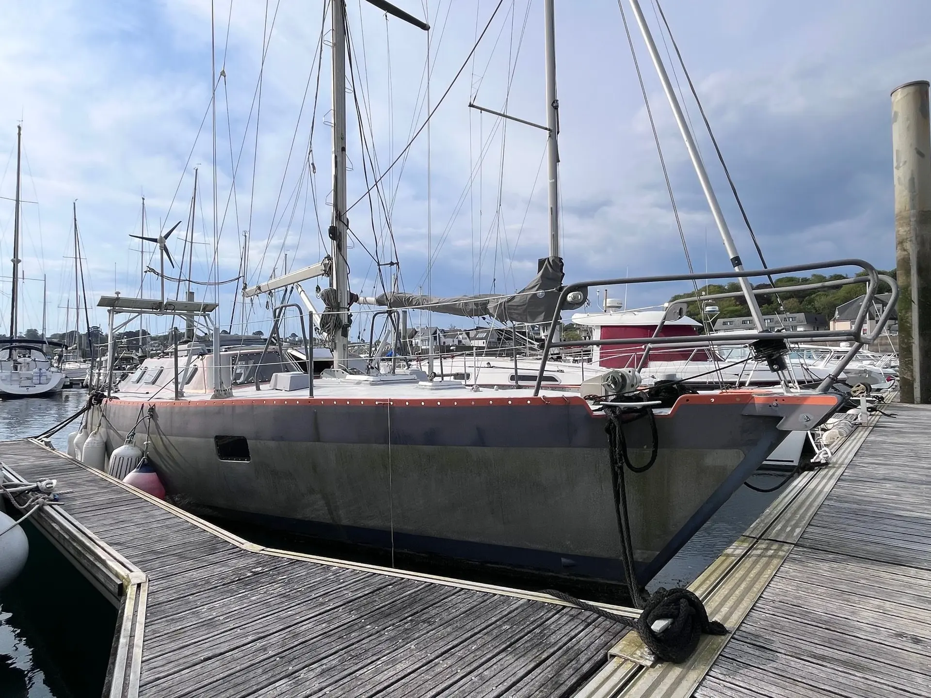 Garcia CARAMBOLA — Voilier amarré dans une marina, vu de trois quarts côté tribord.