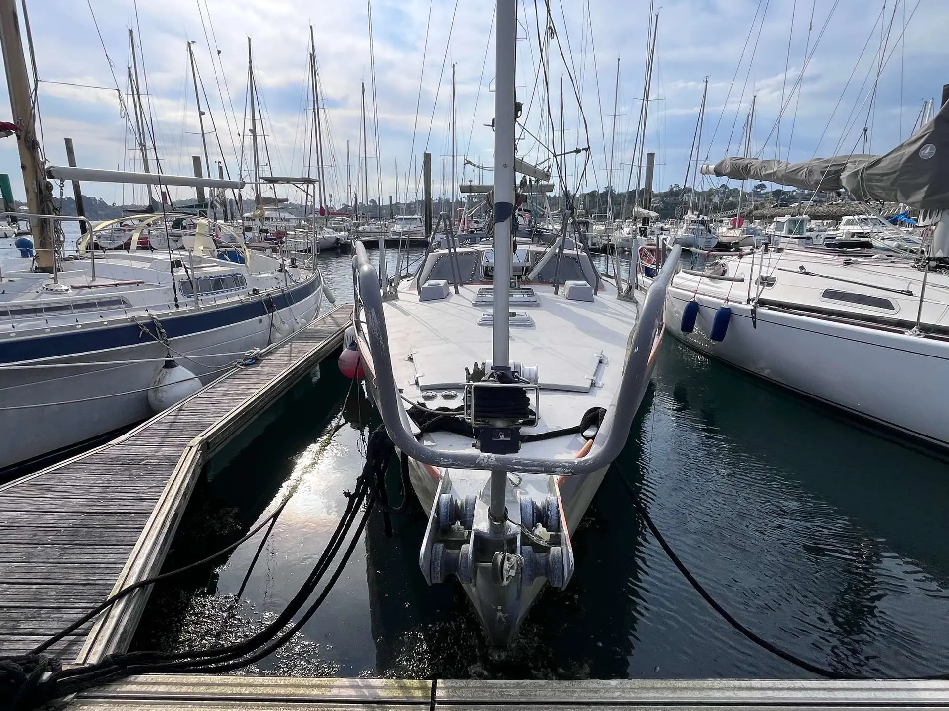 Garcia CARAMBOLA — Voilier amarré vu de l’avant dans un port de plaisance.
