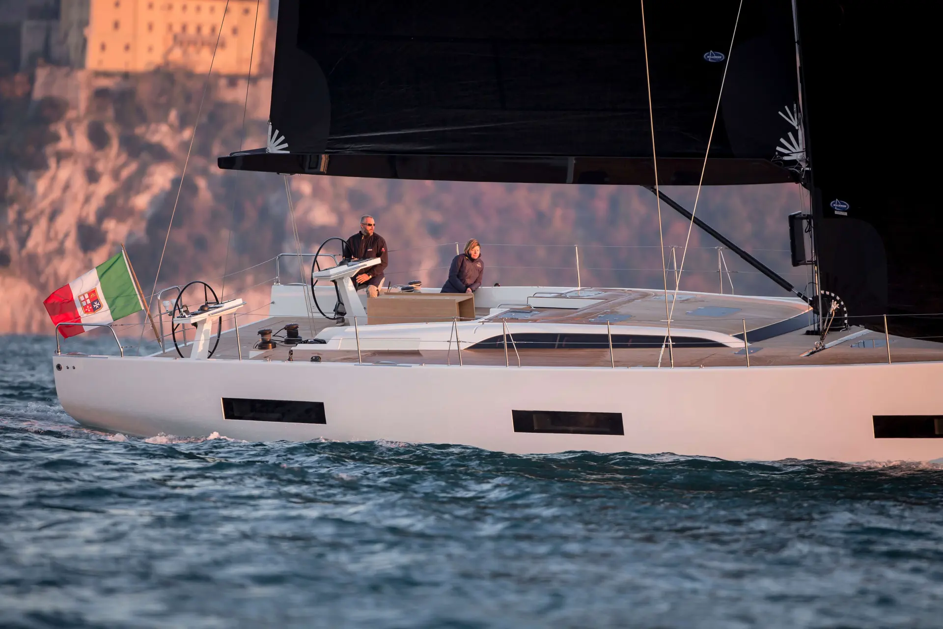 Solaris 60 — Voilier blanc naviguant au large, photographié de profil avec deux personnes à bord.