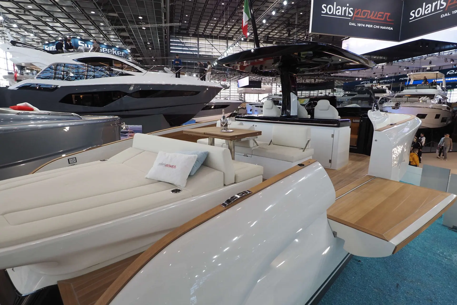 Solaris Power Solaris 44 — Vue du cockpit et du bain de soleil d’un yacht exposé en salon nautique.