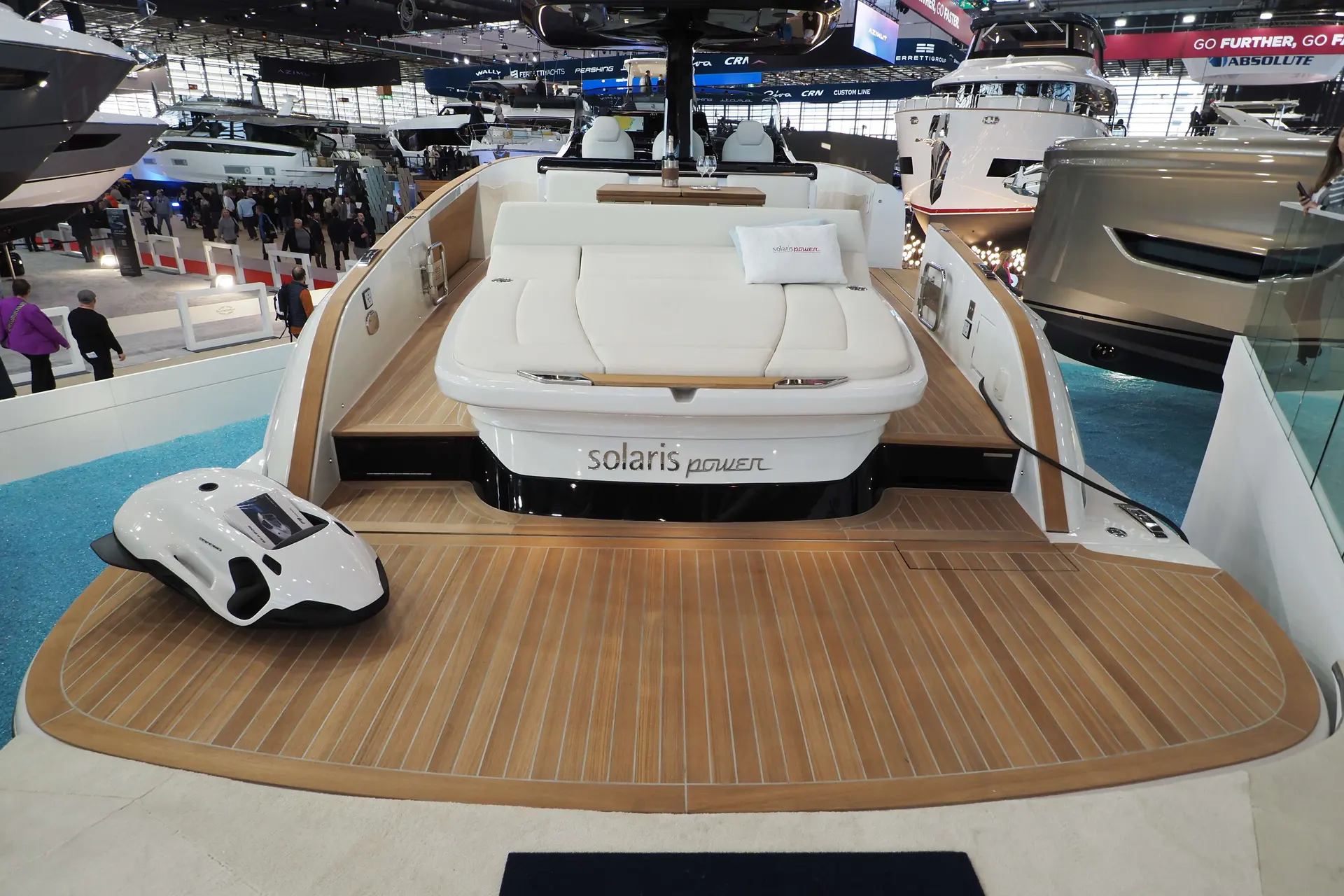 Solaris Power Solaris 44 — Vue de la plage arrière d’un bateau exposé dans un salon nautique.