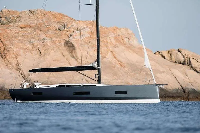 Solaris 50 — Voilier gris vu de profil devant une côte rocheuse.
