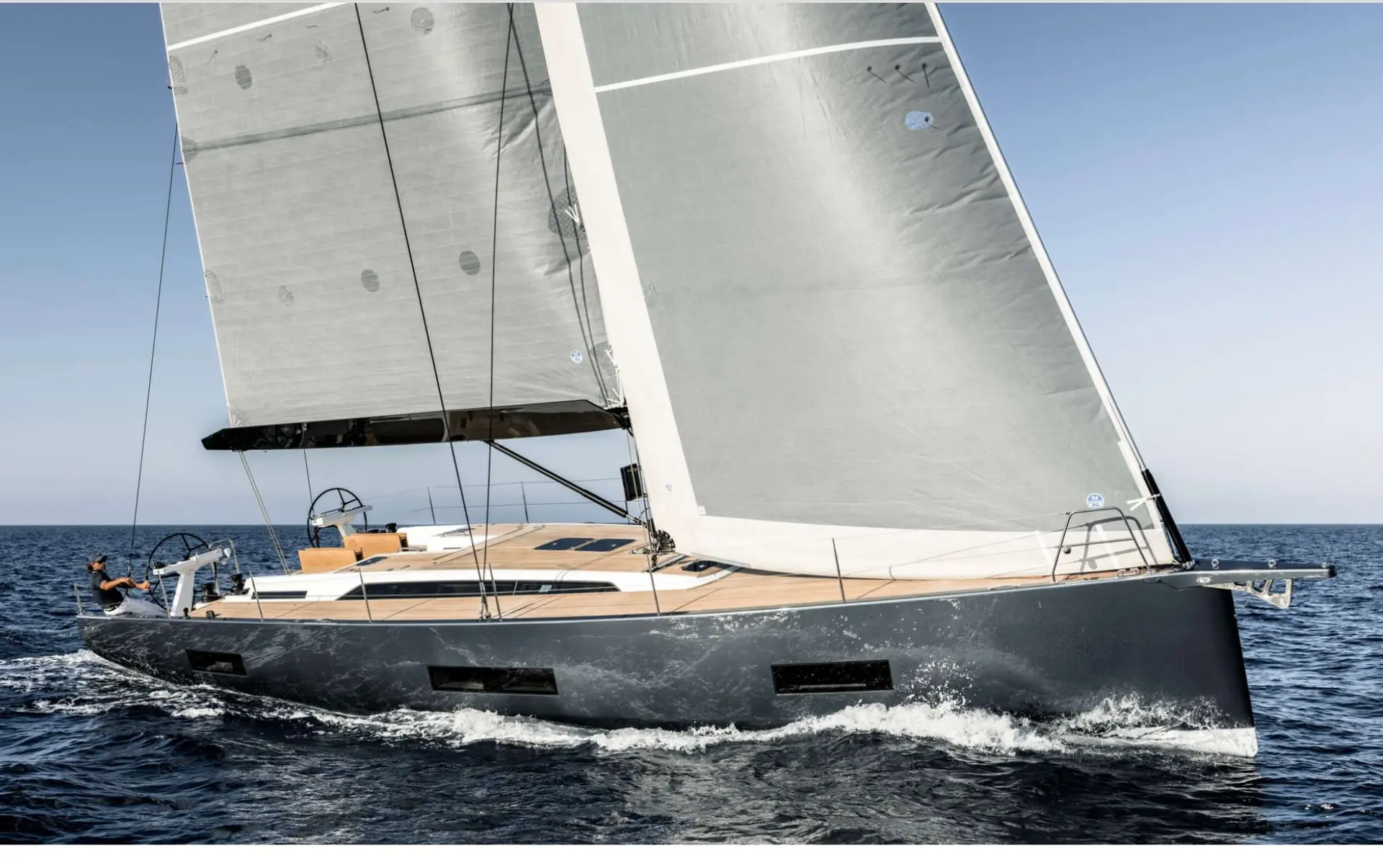 Solaris 50 — Voilier à voile en navigation, vu de profil sur une mer légèrement agitée.