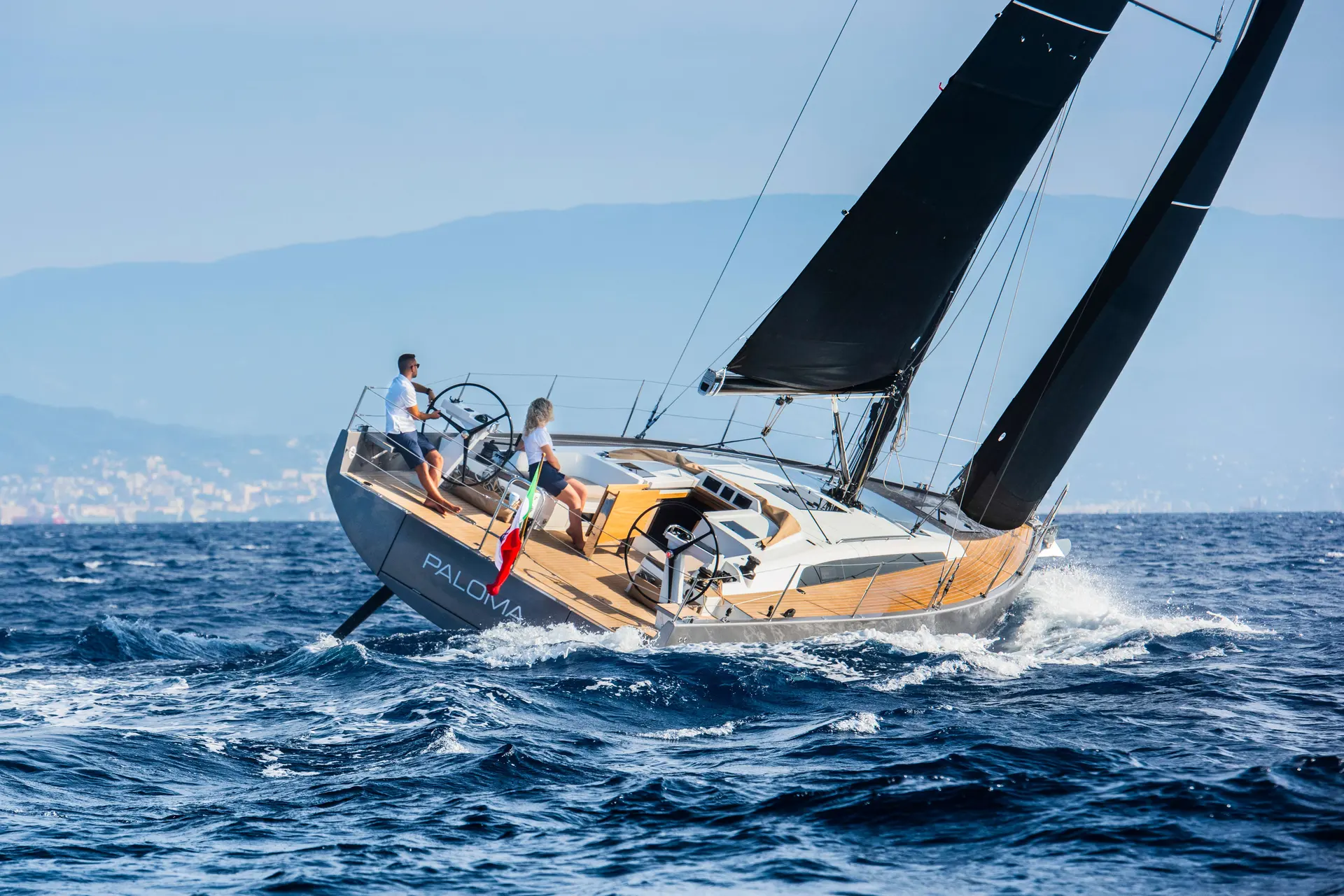 Solaris 40 ST — Voilier naviguant au large, avec deux personnes à bord.