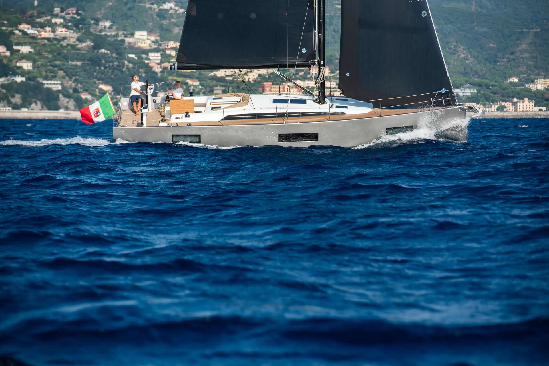 Solaris 40 ST — Voilier naviguant au près devant une côte méditerranéenne.