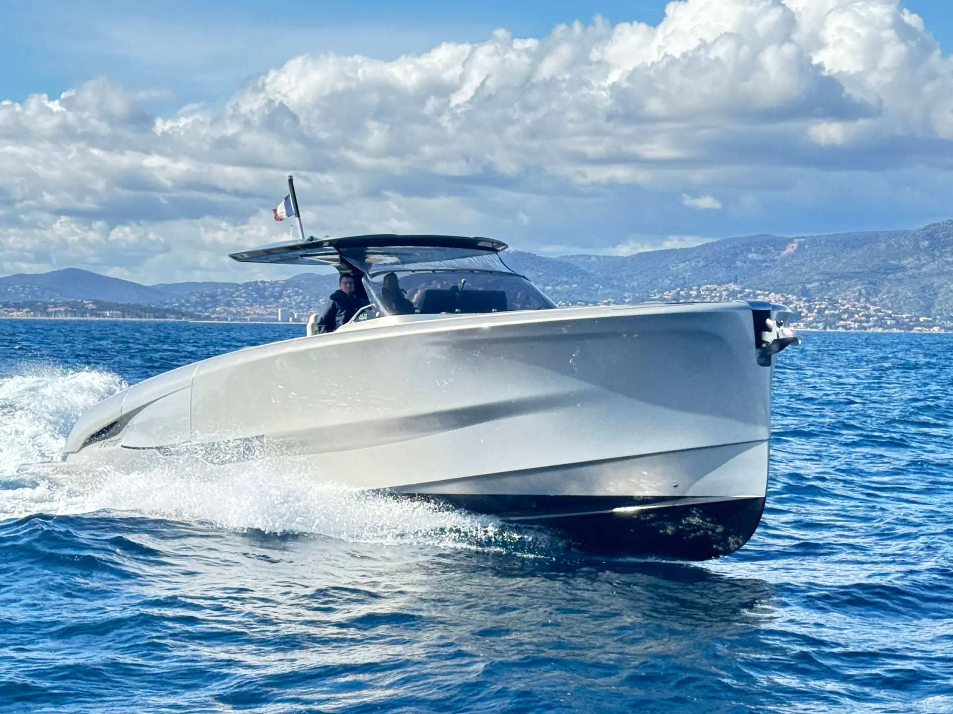 Solaris Power Solaris 44 — Bateau à moteur photographié de trois quarts avant en navigation.