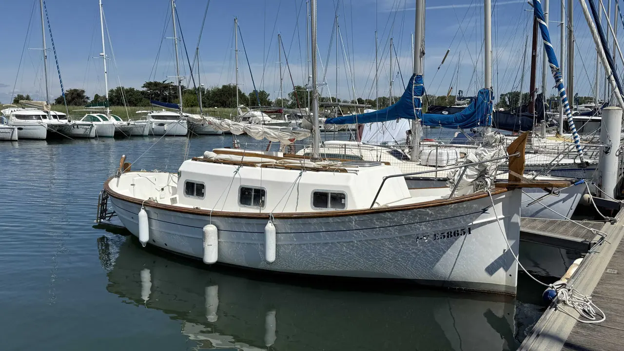 Mallorca Myabca — Voilier blanc amarré dans une marina, vu de trois quarts.