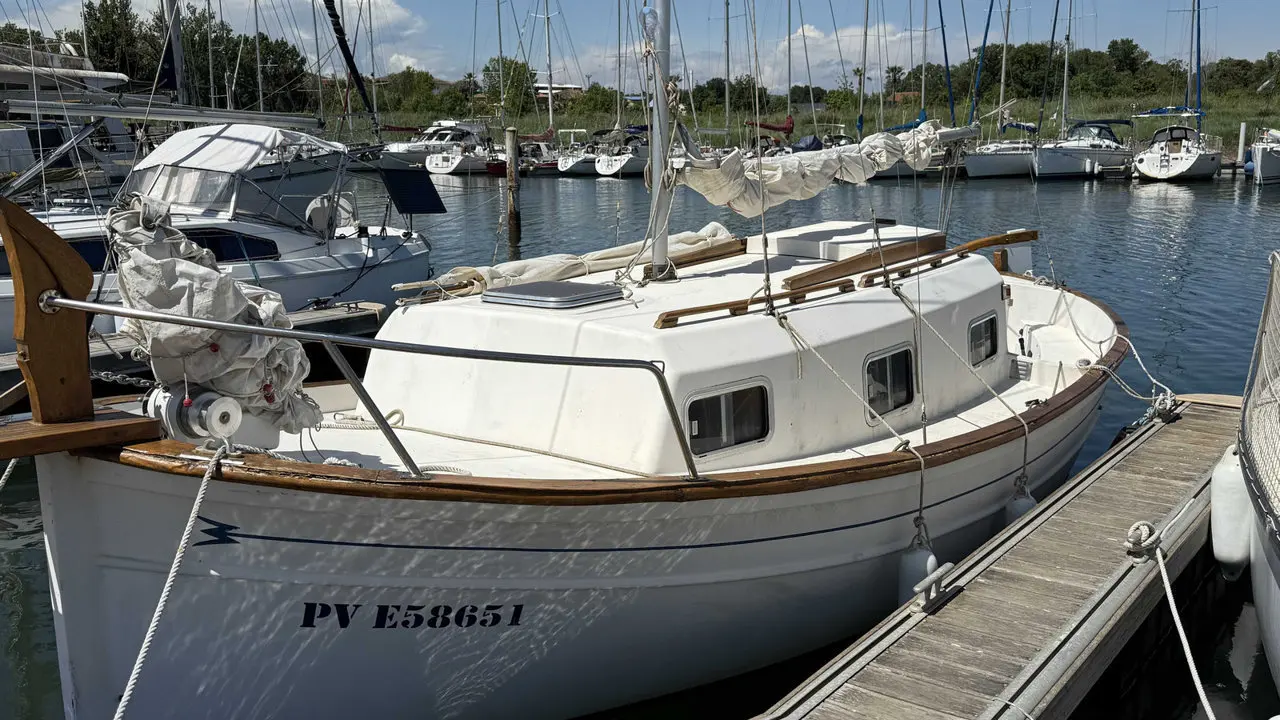 Mallorca Myabca — Voilier blanc amarré dans une marina, photographié de trois quarts.
