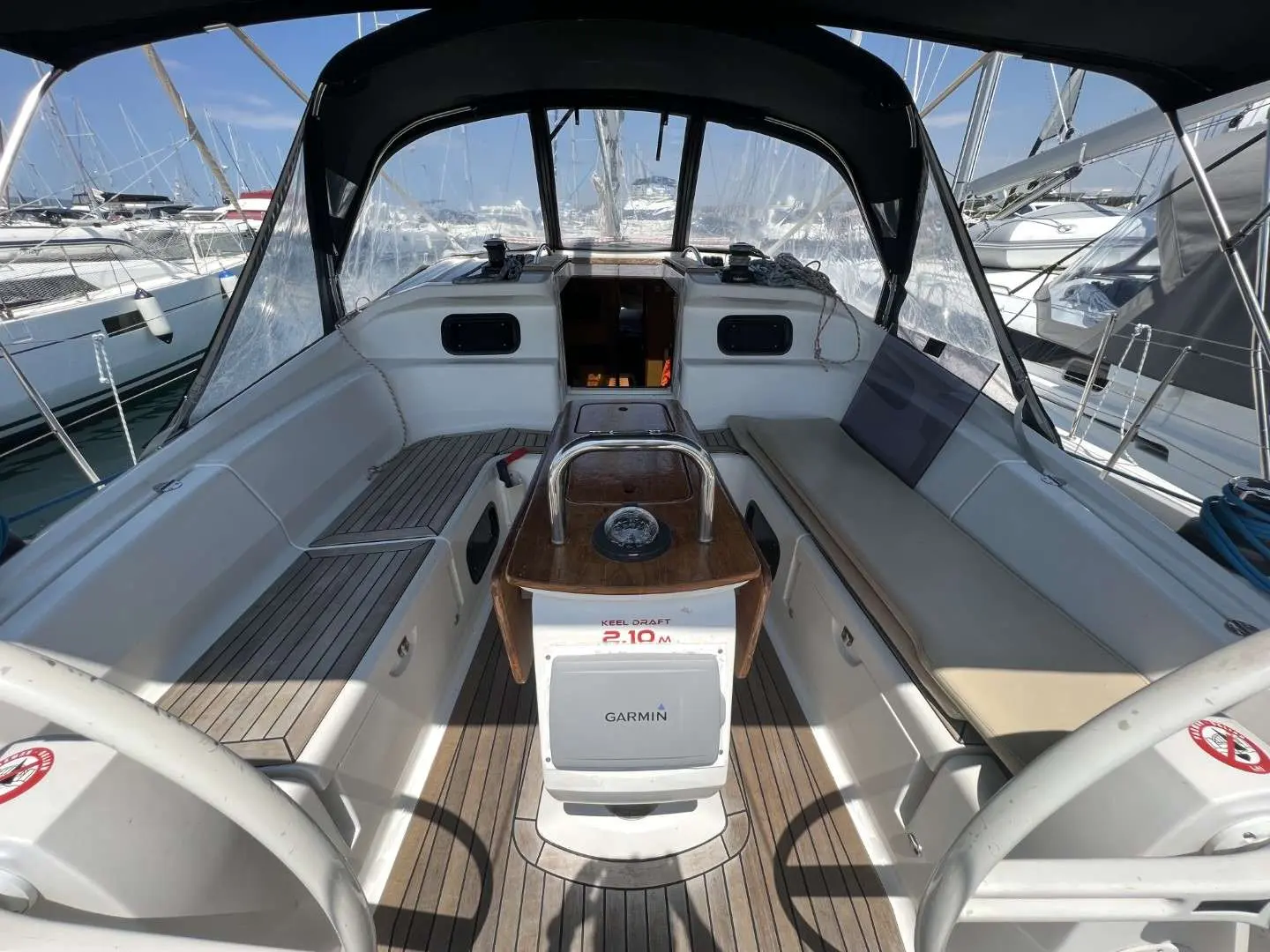 Elan Impression 444 — Vue du cockpit arrière avec sièges, poste de barre et accès à la cabine.