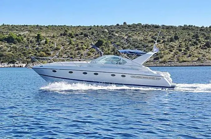 Fairline Targa 48 — Bateau à moteur gris photographié de profil en navigation sur une mer calme.