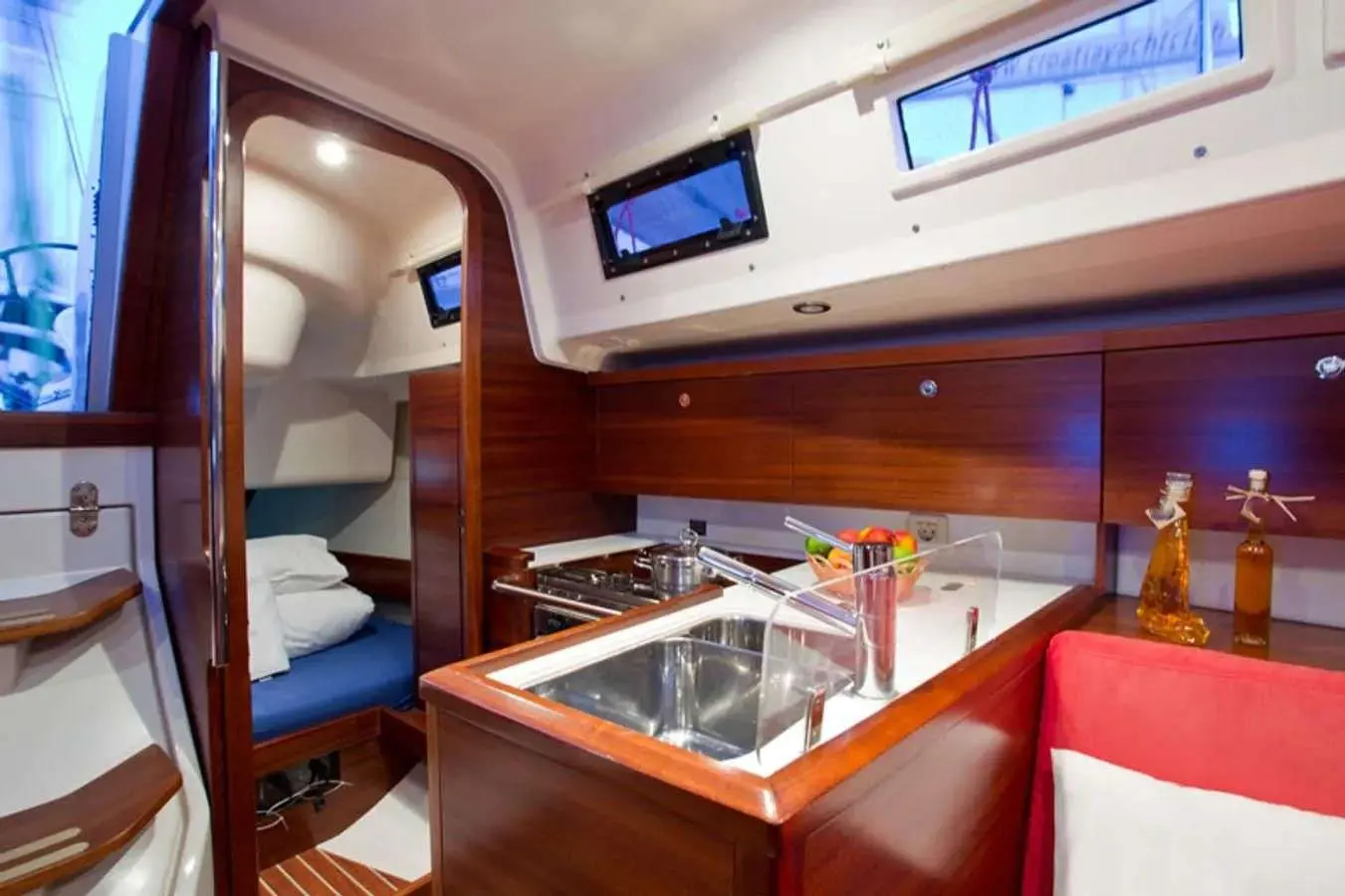Salona 35 — Vue de la cuisine intérieure avec évier, plan de travail et cabine attenante.