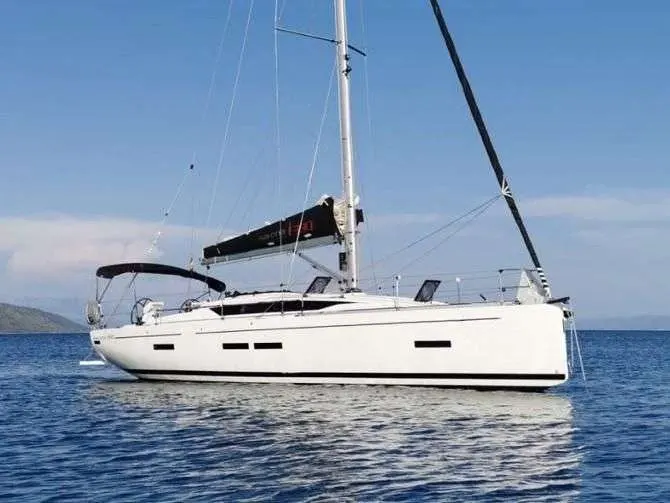 Salona 380 — Voilier blanc vu de profil sur une mer calme, avec le gréement apparent.