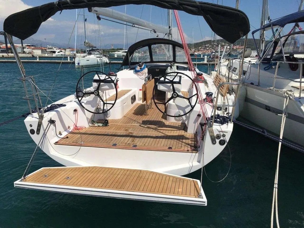 Salona 380 — Vue arrière du cockpit d’un voilier amarré dans une marina.
