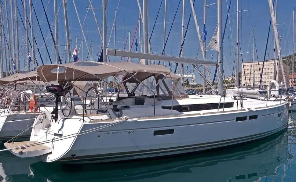 Jeanneau Sun Odyssey 469 — Voilier blanc vu de trois quarts dans une marina, amarré parmi d'autres bateaux.